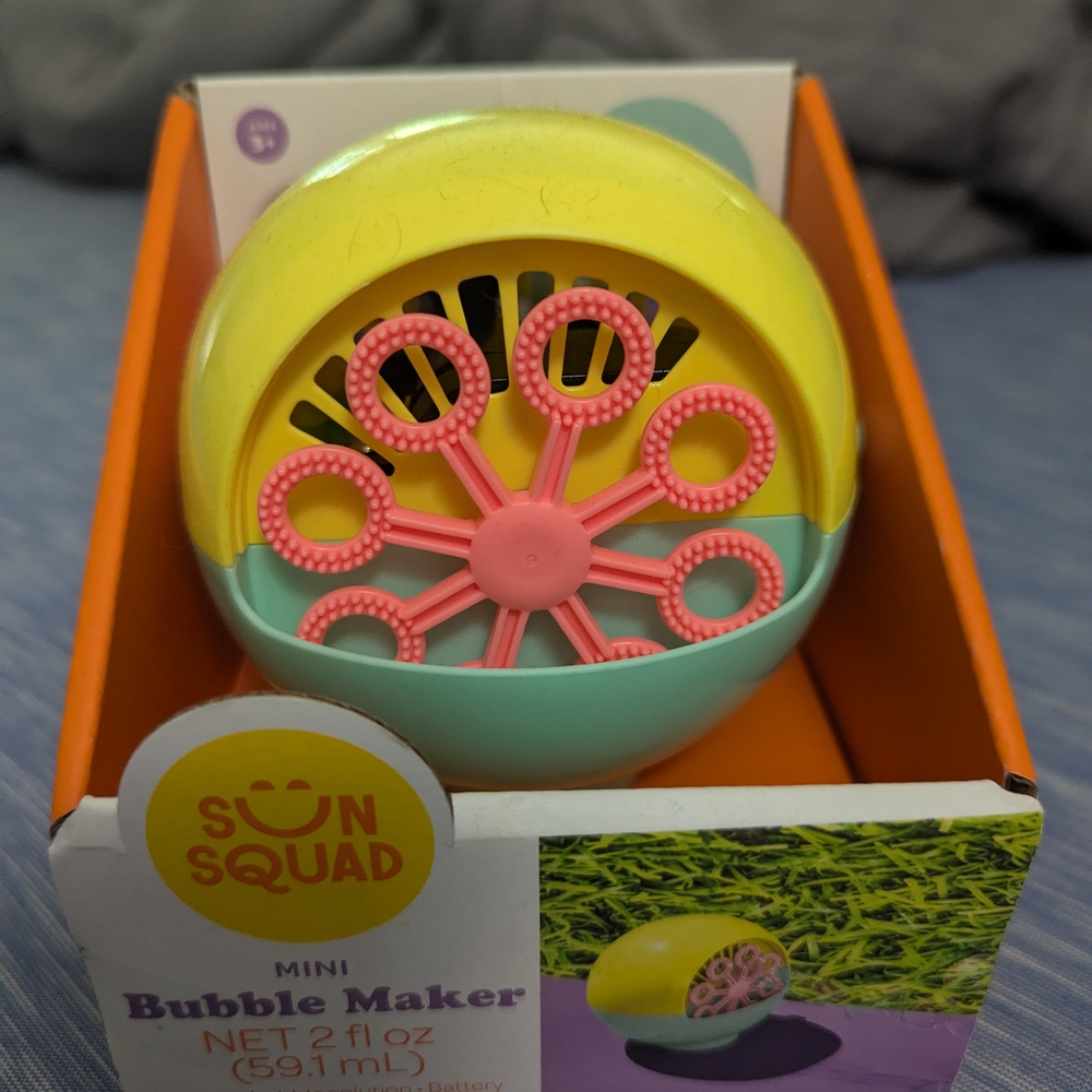 New In Box Sun Squad Mini Bubble Maker Outdoor Playtime Kids Toddlers Pool Beach